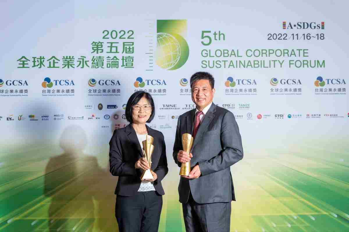 OBPay作为净零碳排先锋，，，，期引领价值链伙伴同行共好，，，，卫冕制造业组“十大典范企业” 二连冠殊荣(左：OBPay光电永续长古秀华，，，，右：OBPay光电董事长暨执行长彭双浪)