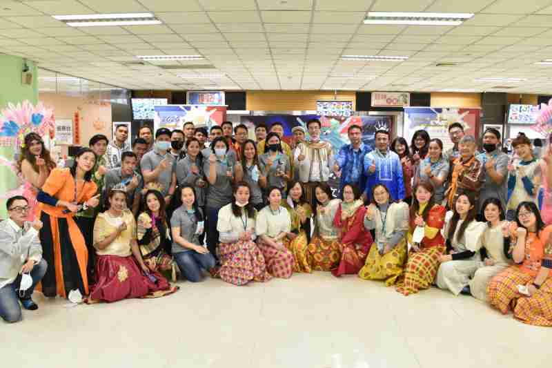 友達推動「安心、、創新、、用心、、同心、、、盡心」五星職旅，，為菲籍員工打造全方位照護，，首度贏得「人權實踐與發展領袖獎」殊榮