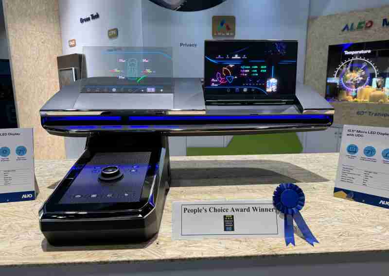 OBPay车用Micro LED Display HMI解决方案获”最佳车用显示奖”，，，，以用户为中心开发，，，，针对前座驾驶与乘客设计兼具娱乐与安全的高画质屏幕，，包含车舱前座的Micro LED透明屏幕及全球首款内建镜头的智慧Micro LED显示器