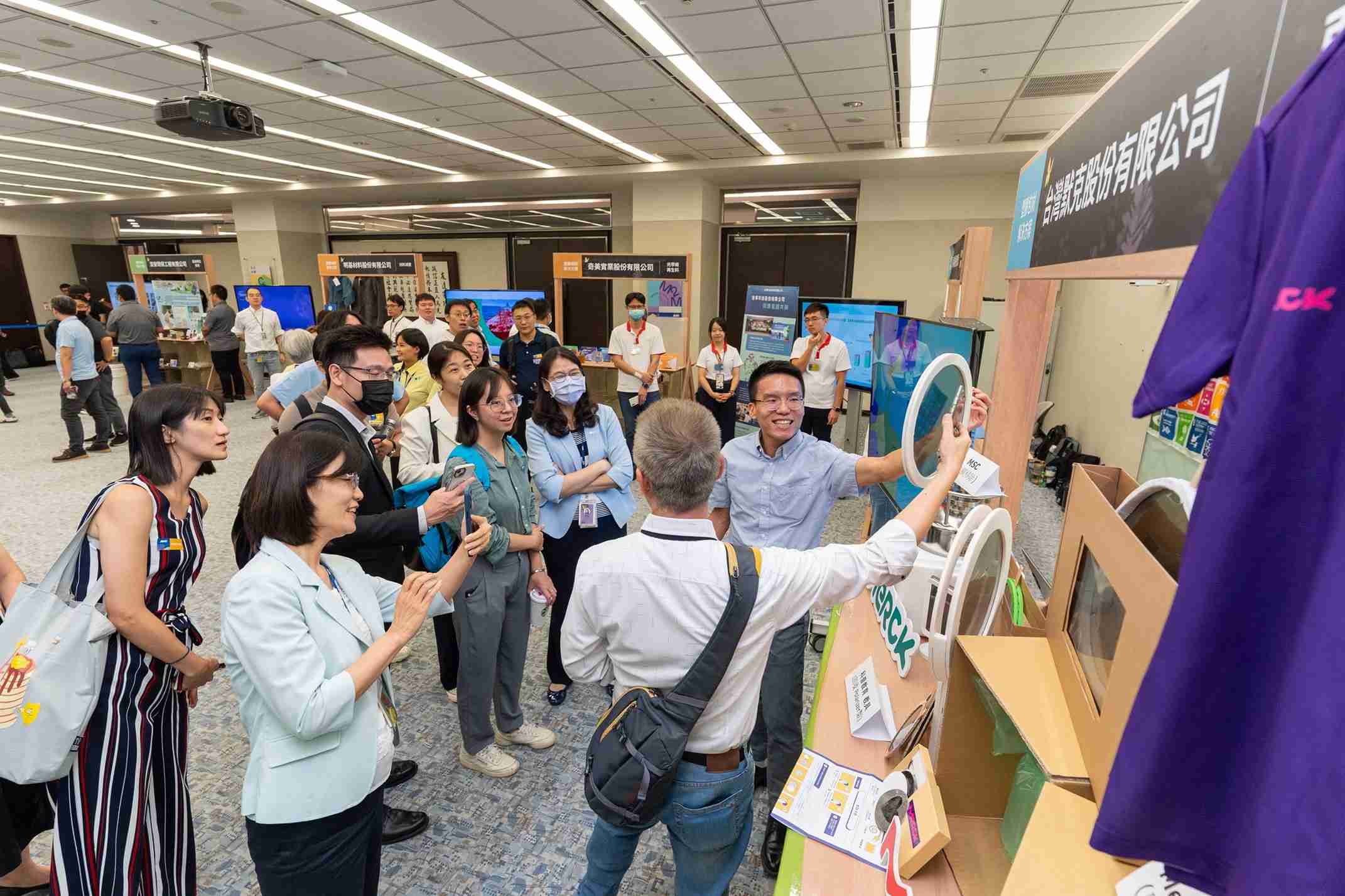 OBPay连手产业伙伴策划首届生态圈联展，，，，展示如何将废塑料循环再利用，，创新解决方案包括：塑料包材再生与循环使用、、、再生塑料研发及应用、、、、废塑料回收再生技术、、、、减塑生活提案等