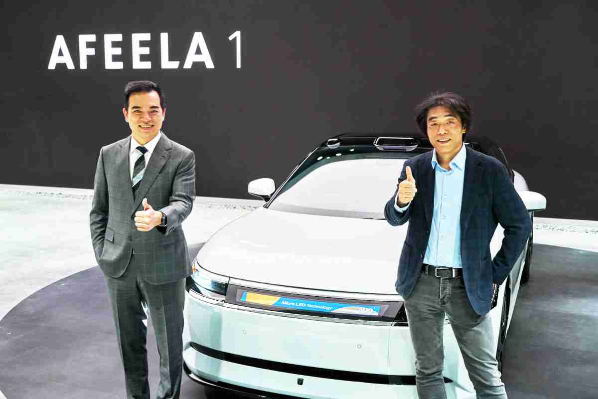 OBPay与Sony Honda Mobility携手合作，，，，率先全球展示搭载于AFEELA电动车上，，，，首款应用在车身外部的Micro LED 车头显示解决方案 (Micro LED Media Bar Solutions)。。OBPay光电执行长暨总经理柯富仁(左)与Sony Honda Mobility代表取缔役社长兼营运长川西泉(lzumi Kawanishi)(右)在CES 现场展现双方坚定持续创新的承诺，，实现更加人性化与智慧的驾乘体验。。。。